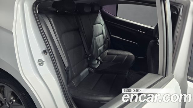 Hyundai AVANTE 2017 — photo 16