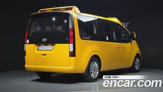 Hyundai Staria 2025 — photo 2