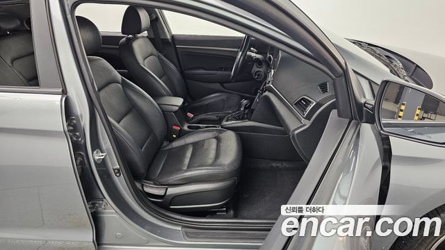 Hyundai AVANTE 2017 — photo 10