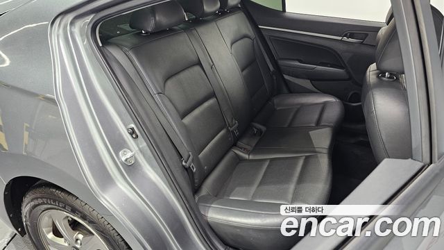 Hyundai AVANTE 2017 — photo 11