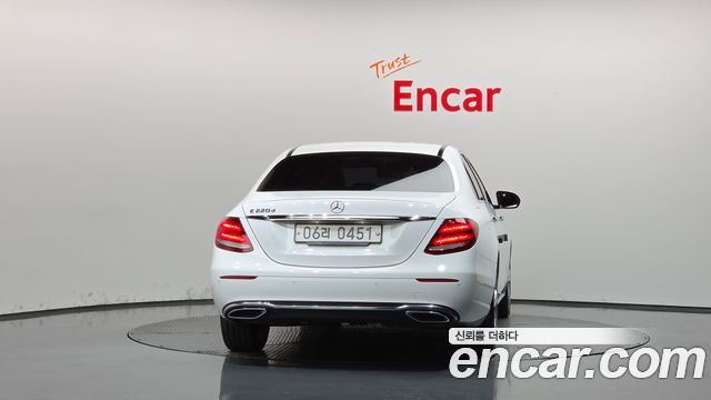 Mercedes-Benz E-Class 2017 — photo 4