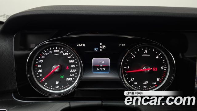 Mercedes-Benz E-Class 2017 — photo 8