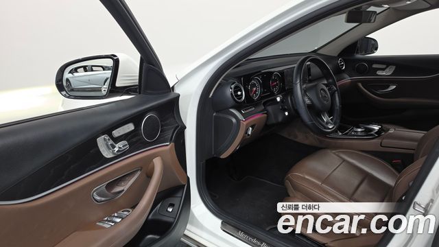 Mercedes-Benz E-Class 2017 — photo 10