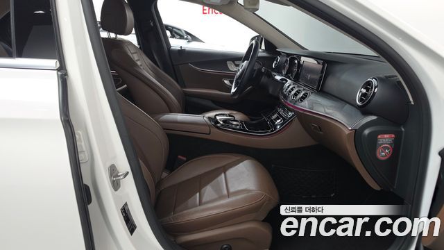 Mercedes-Benz E-Class 2017 — photo 11