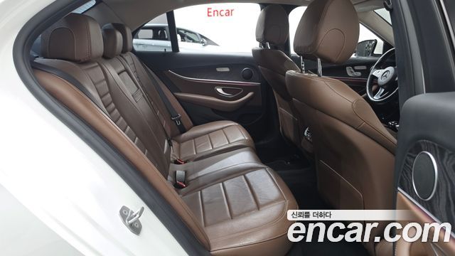 Mercedes-Benz E-Class 2017 — photo 12
