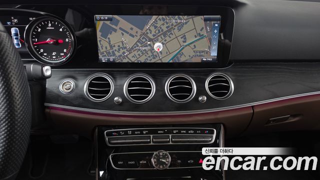 Mercedes-Benz E-Class 2017 — photo 13