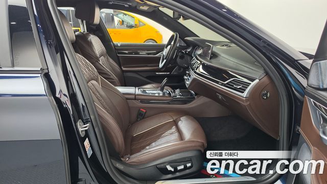 BMW 7-Series 2018 — photo 11