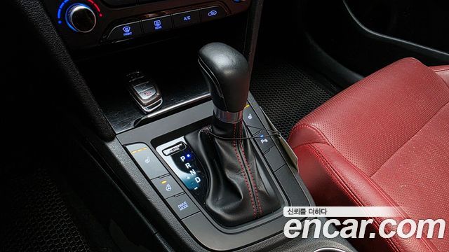 Hyundai AVANTE 2017 — photo 12