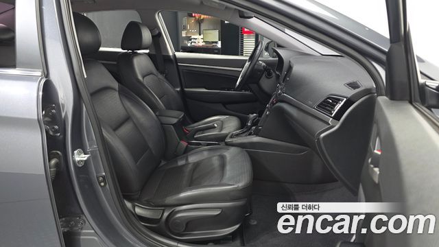 Hyundai AVANTE 2016 — photo 17