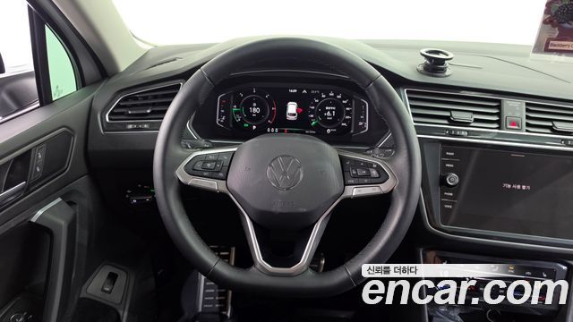 Volkswagen Tiguan 2021 — photo 18