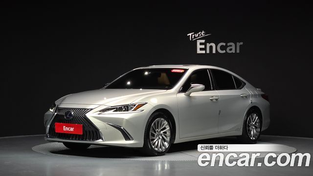 Lexus ES 2020 — photo 32