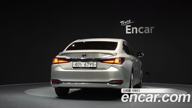 Lexus ES 2020 — photo 4