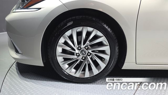 Lexus ES 2020 — photo 5