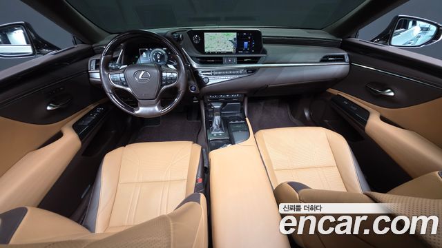 Lexus ES 2020 — photo 10