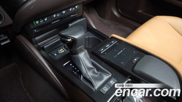 Lexus ES 2020 — photo 12