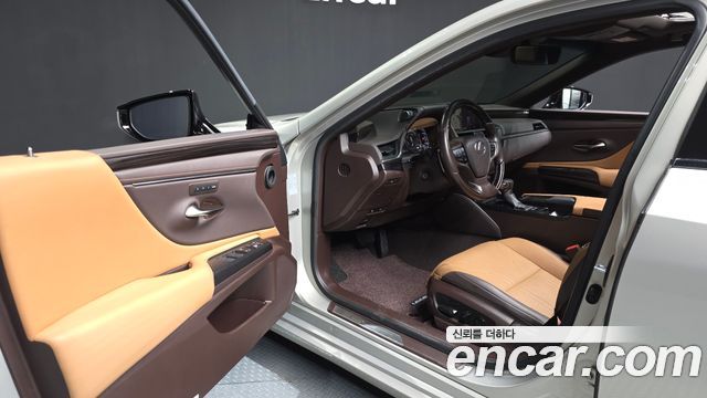 Lexus ES 2020 — photo 13