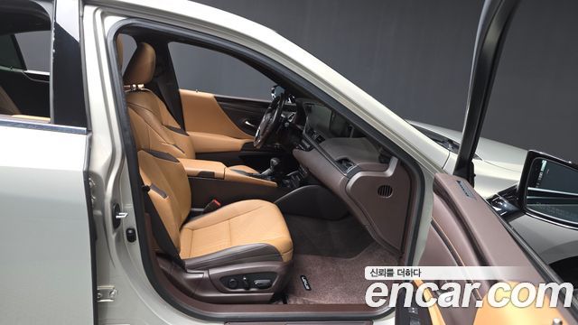 Lexus ES 2020 — photo 17