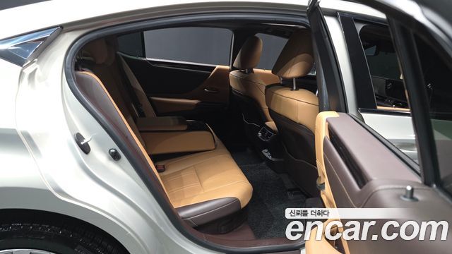 Lexus ES 2020 — photo 18