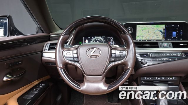 Lexus ES 2020 — photo 19