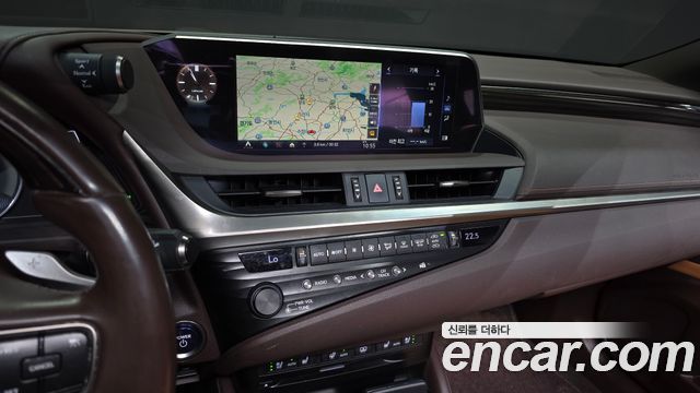 Lexus ES 2020 — photo 20