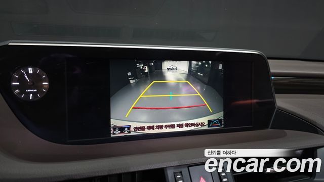 Lexus ES 2020 — photo 21