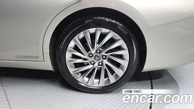 Lexus ES 2020 — photo 7