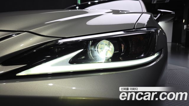 Lexus ES 2020 — photo 8
