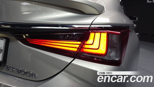 Lexus ES 2020 — photo 9