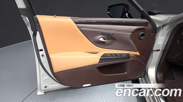 Lexus ES 2020 — photo 14
