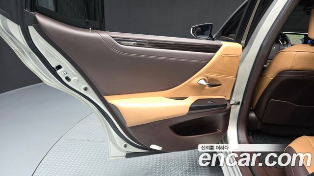Lexus ES 2020 — photo 15