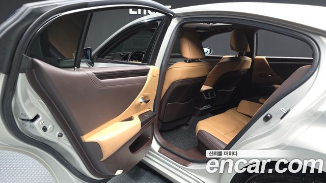 Lexus ES 2020 — photo 16