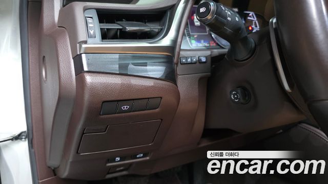Lexus ES 2020 — photo 29