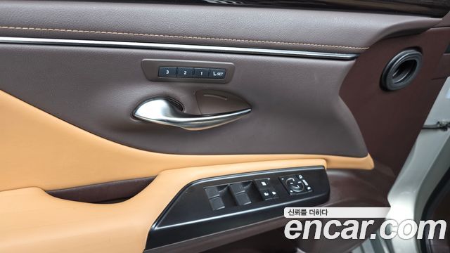 Lexus ES 2020 — photo 30