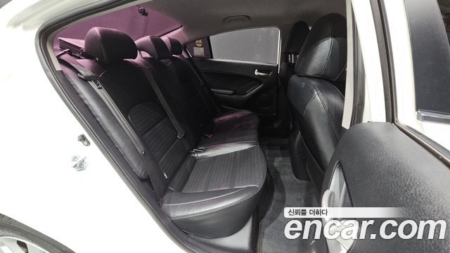 Kia K3 2016 — photo 17