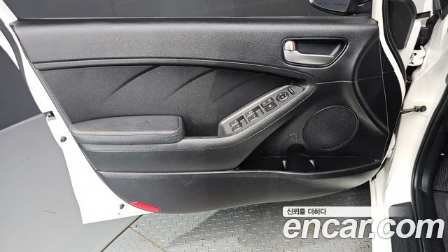 Kia K3 2016 — photo 14