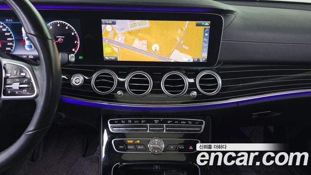 Mercedes-Benz E-Class 2020 — photo 19