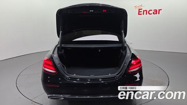 Mercedes-Benz E-Class 2020 — photo 24