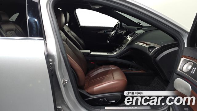 Lincoln MKZ 2017 — photo 11