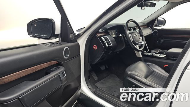 Land Rover Discovery 2018 — photo 13