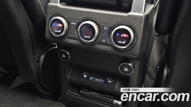 Land Rover Discovery 2018 — photo 24