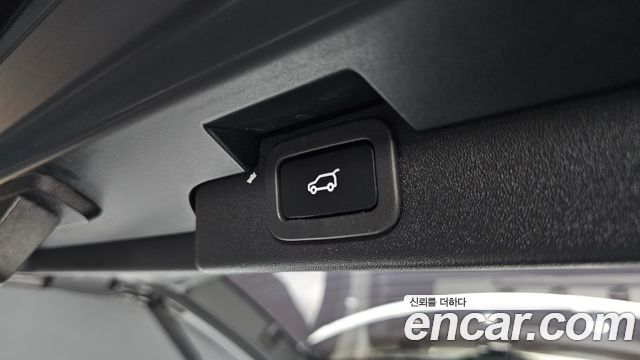 Land Rover Discovery 2018 — photo 25