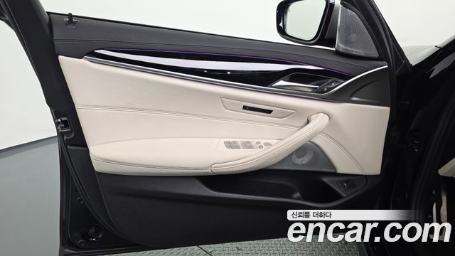 BMW 5-Series 2022 — photo 14