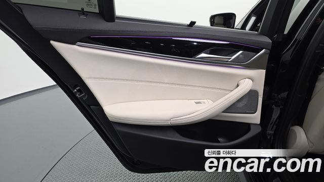 BMW 5-Series 2022 — photo 15
