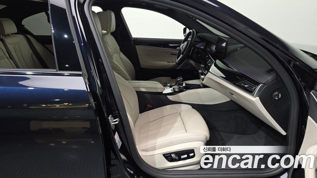 BMW 5-Series 2022 — photo 16