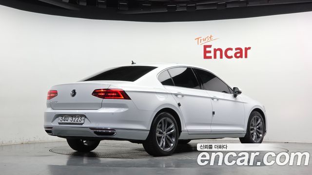 Volkswagen Passat 2018 — photo 2