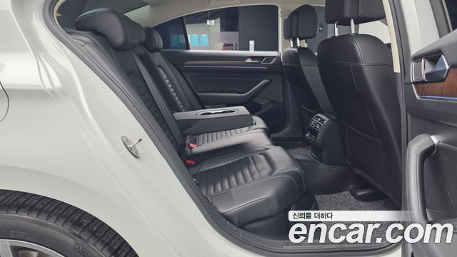 Volkswagen Passat 2018 — photo 12