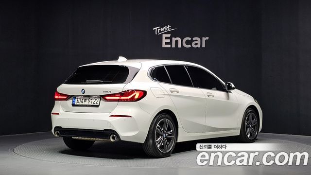 BMW 1-Series 2022 — photo 2