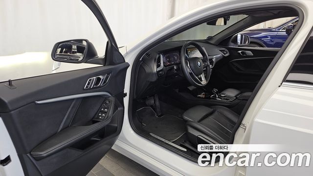 BMW 1-Series 2022 — photo 13