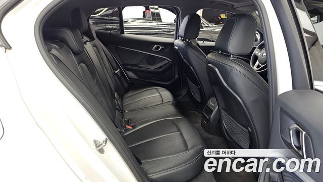 BMW 1-Series 2022 — photo 17