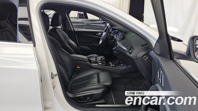 BMW 1-Series 2022 — photo 18
